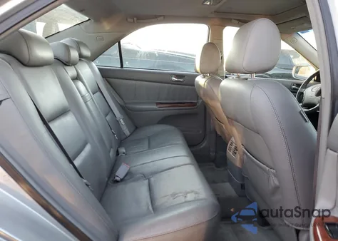 2005 Toyota Camry Le z USA, uszkodzony, nr VIN 4T1BF30K35U592807